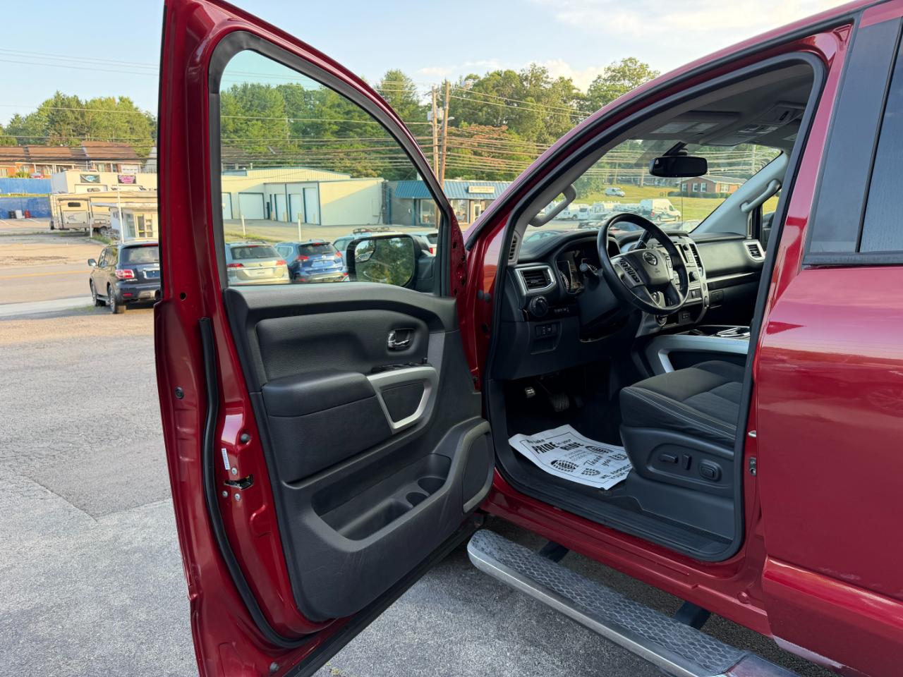 Nissan Titan SV Crew Cab 4WD 2019