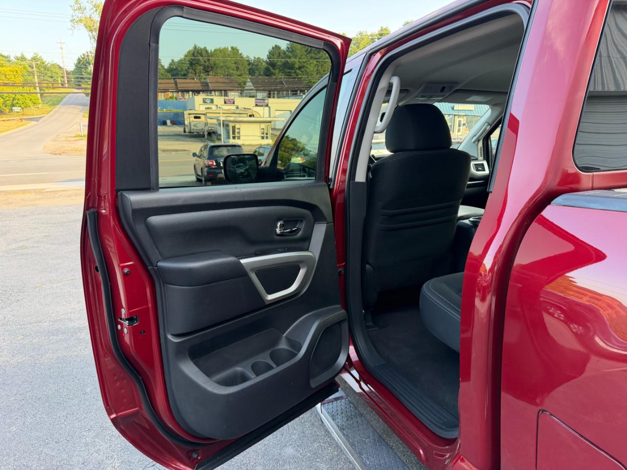Nissan Titan SV Crew Cab 4WD 2019