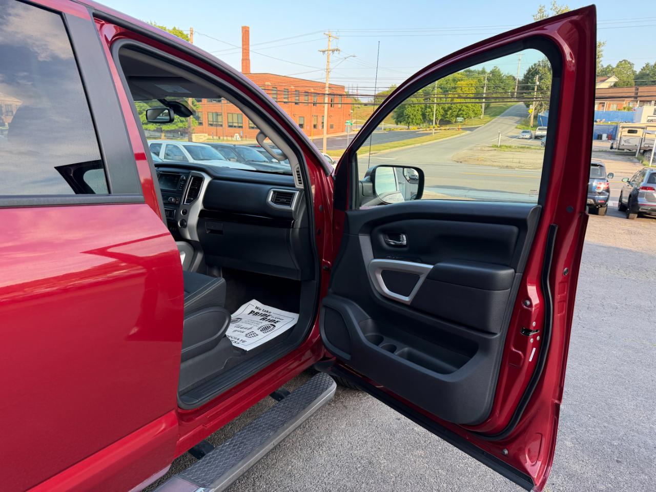 Nissan Titan SV Crew Cab 4WD 2019