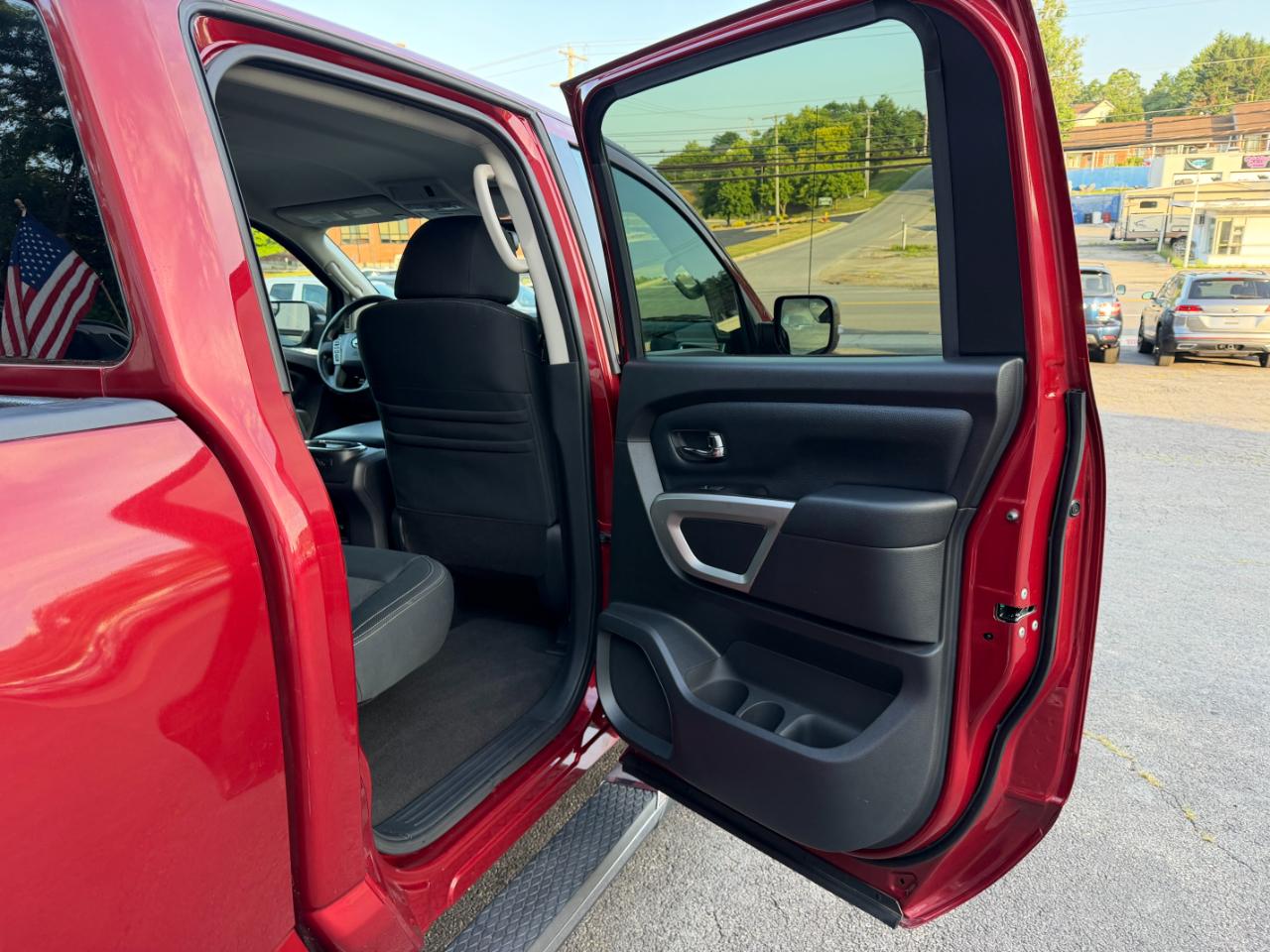 Nissan Titan SV Crew Cab 4WD 2019
