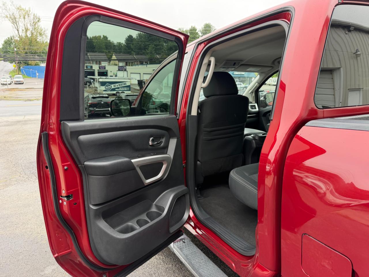 Nissan Titan SV Crew Cab 4WD 2019