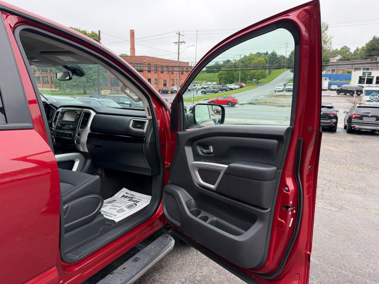Nissan Titan SV Crew Cab 4WD 2019