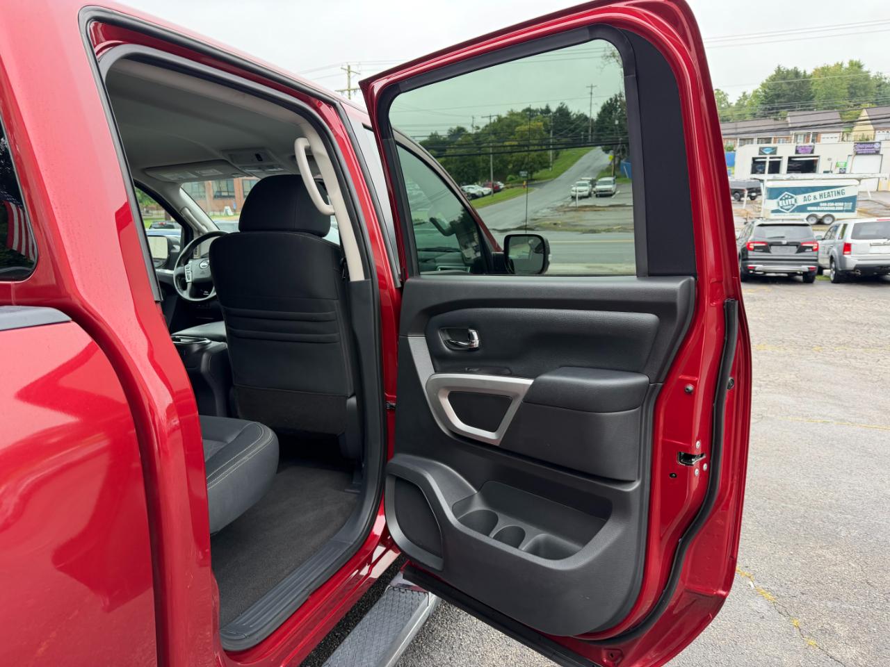 Nissan Titan SV Crew Cab 4WD 2019