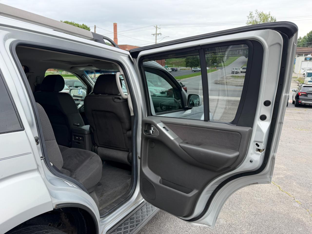 Nissan Pathfinder SE 4WD 2006