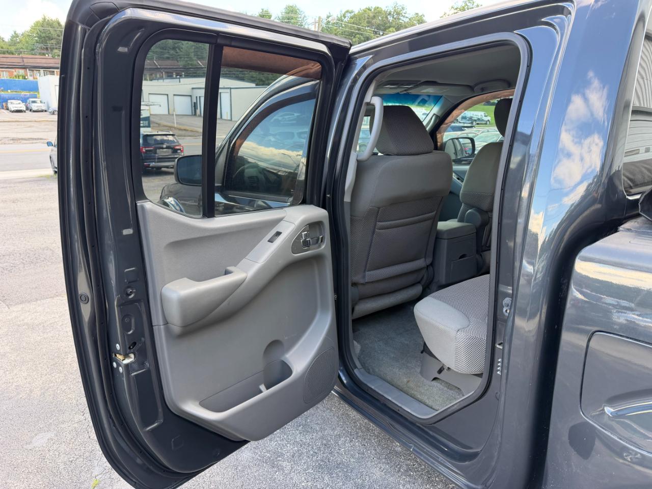 Nissan Frontier SV Crew Cab 4WD 2012