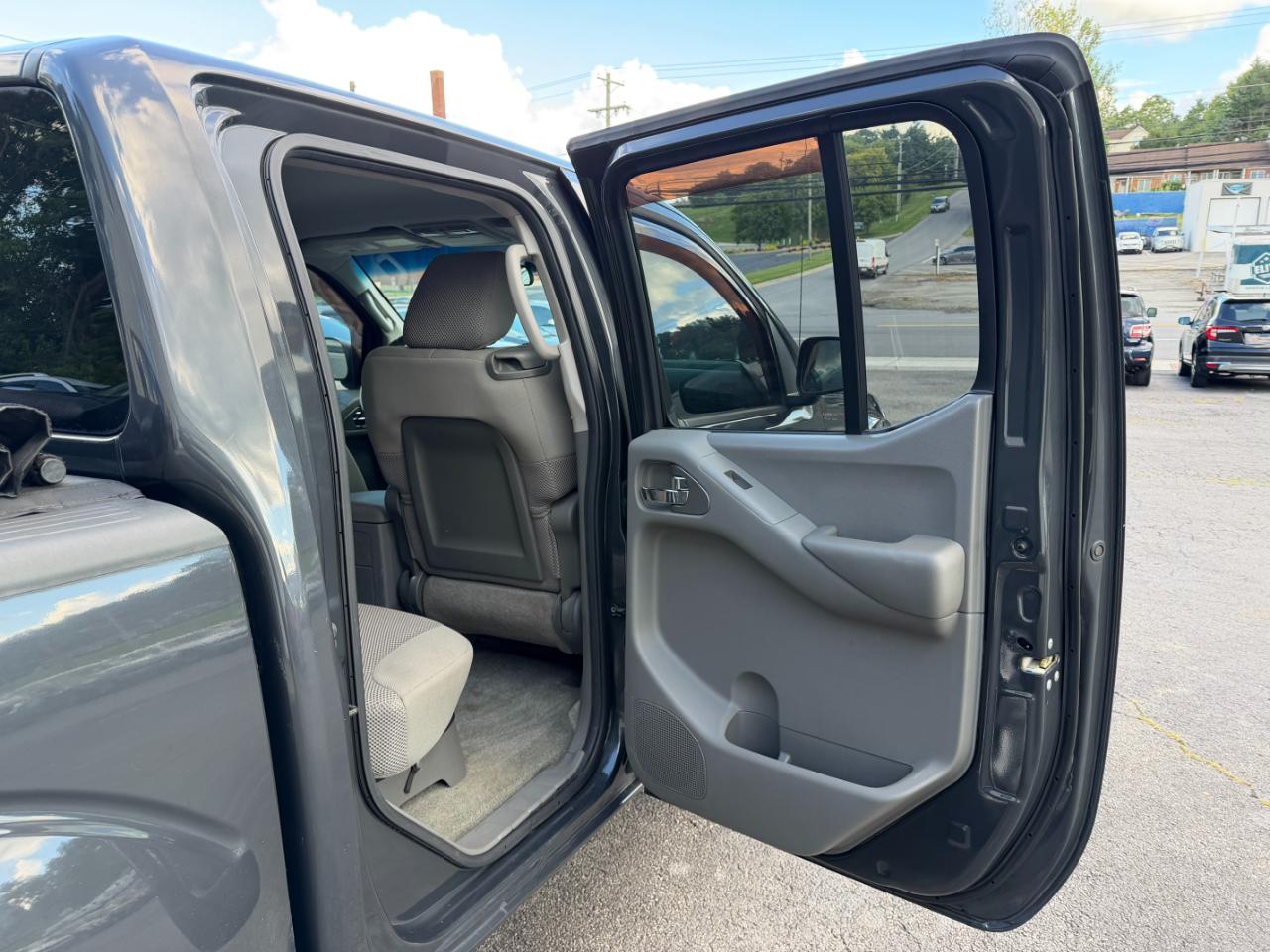 Nissan Frontier SV Crew Cab 4WD 2012