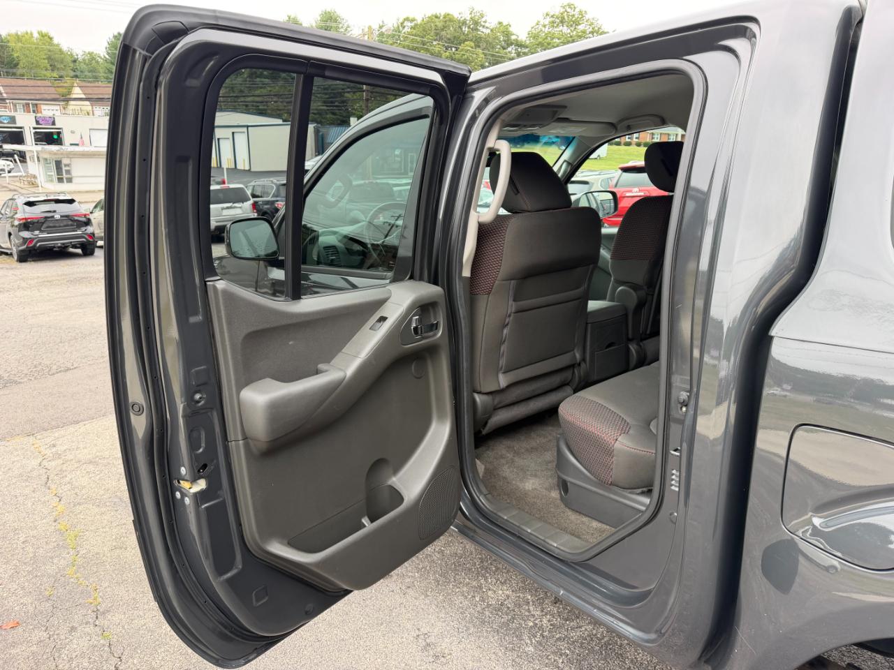 Nissan Frontier PRO-4X Crew Cab 4WD 2012