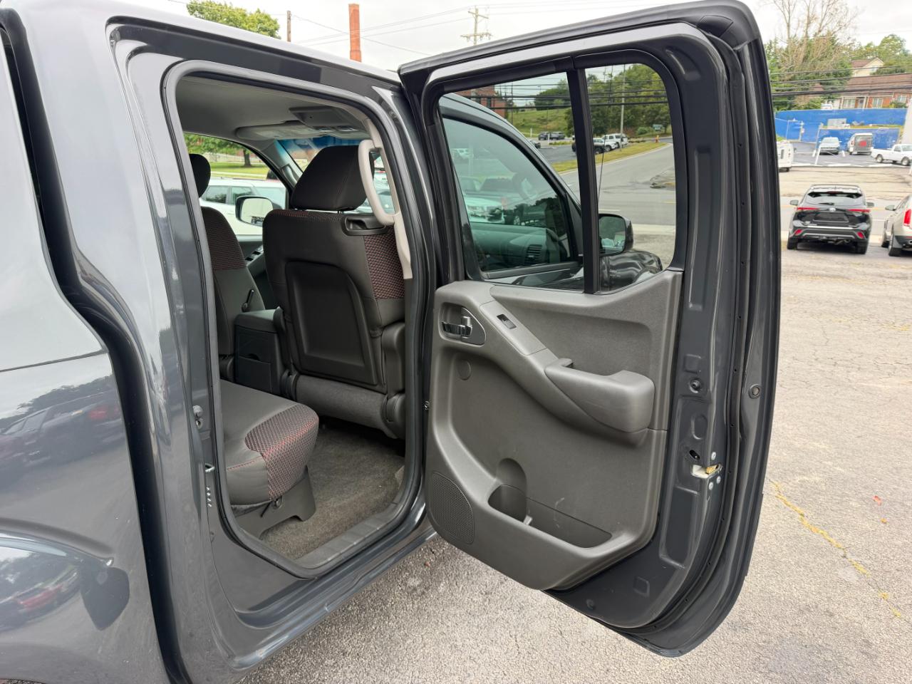 Nissan Frontier PRO-4X Crew Cab 4WD 2012