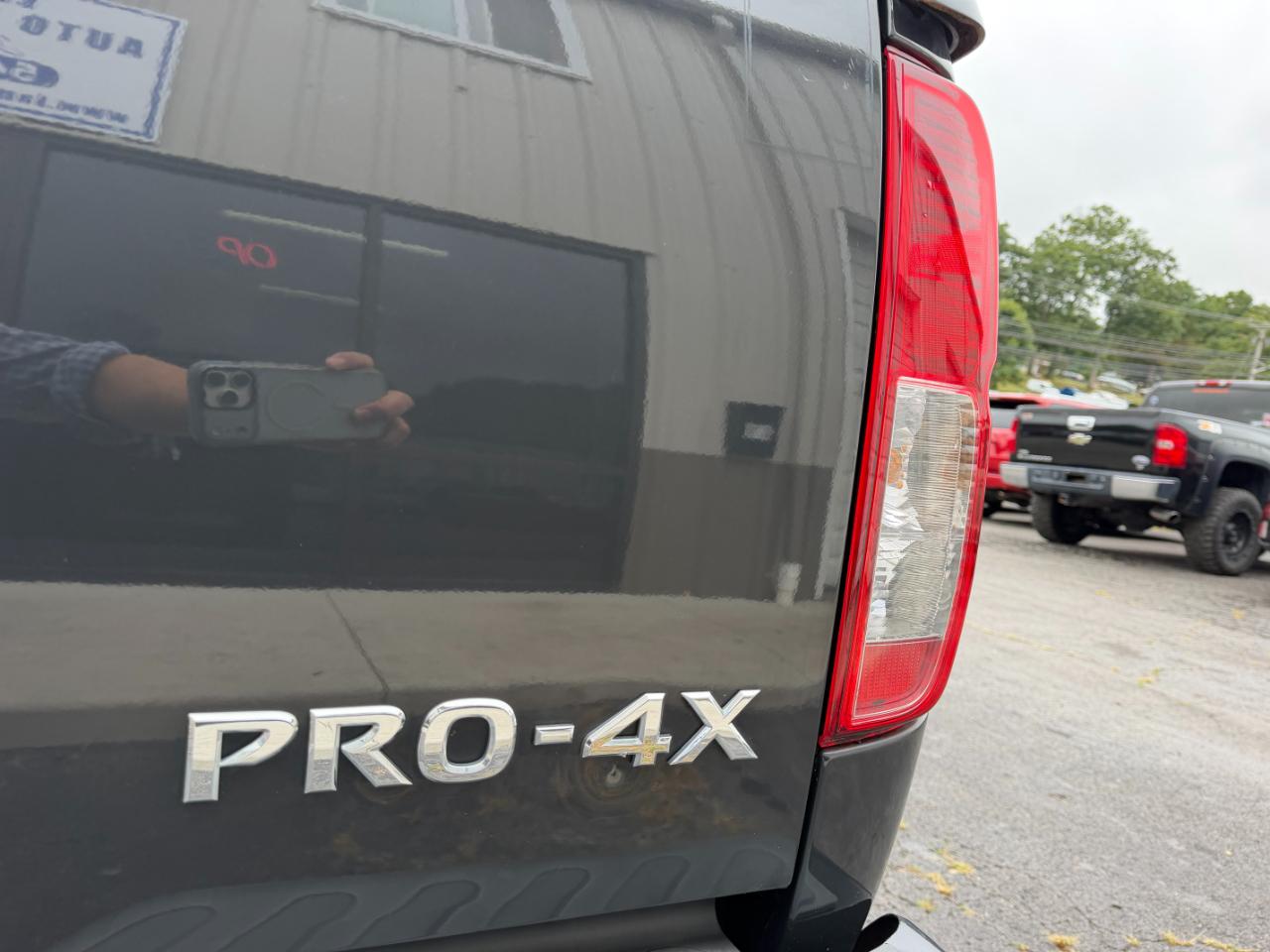 Nissan Frontier PRO-4X Crew Cab 4WD 2012