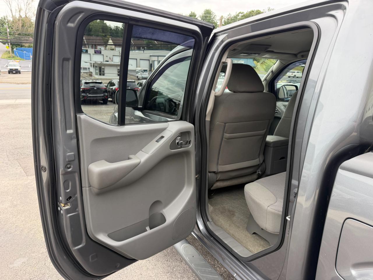 Nissan Frontier SV Crew Cab 5AT 4WD 2018