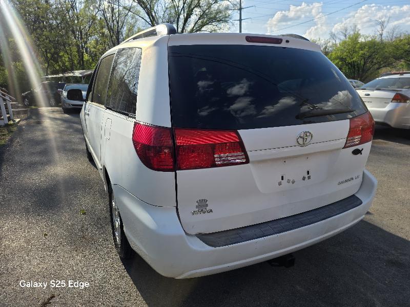 Toyota Sienna LE - 7 Passenger Seating 2005