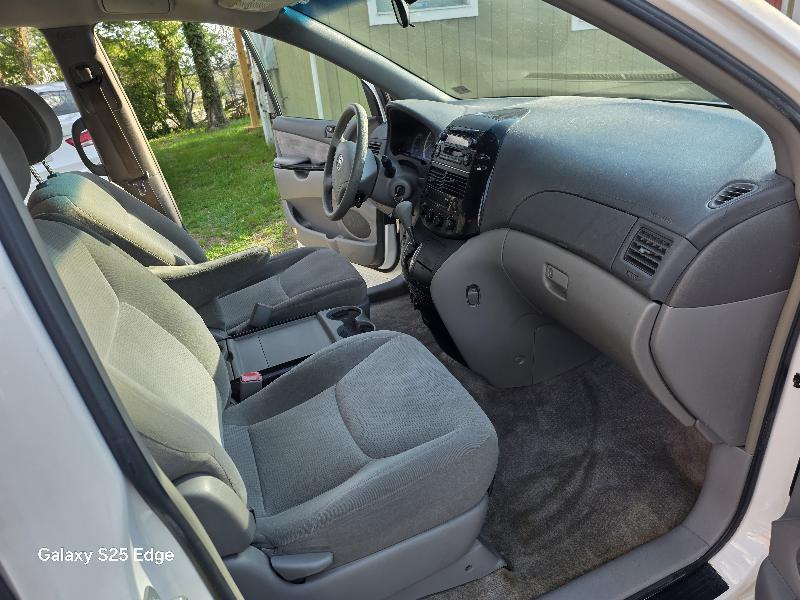Toyota Sienna LE - 7 Passenger Seating 2005
