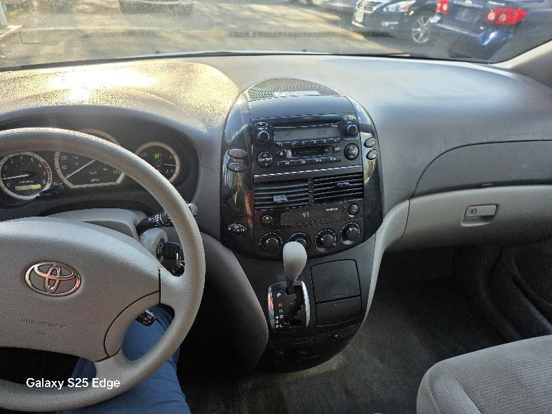 Toyota Sienna LE - 7 Passenger Seating 2005