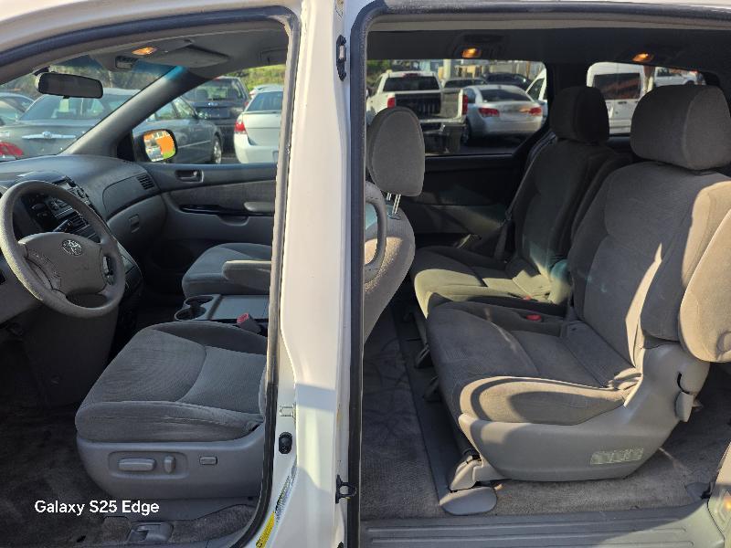 Toyota Sienna LE - 7 Passenger Seating 2005