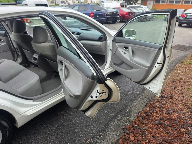 Toyota Camry Base 6-Spd AT 2011