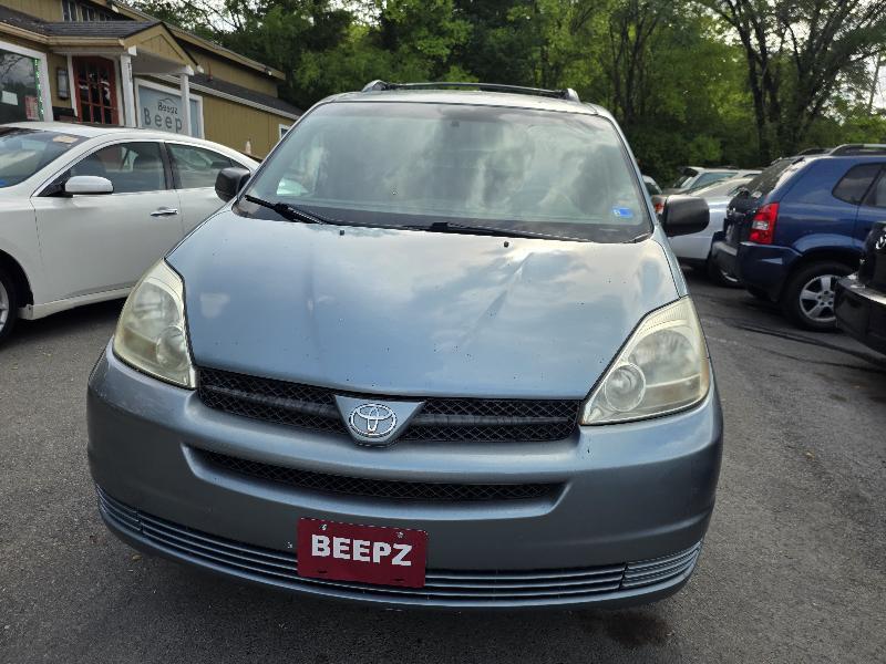 Toyota Sienna LE - 7 Passenger 2004