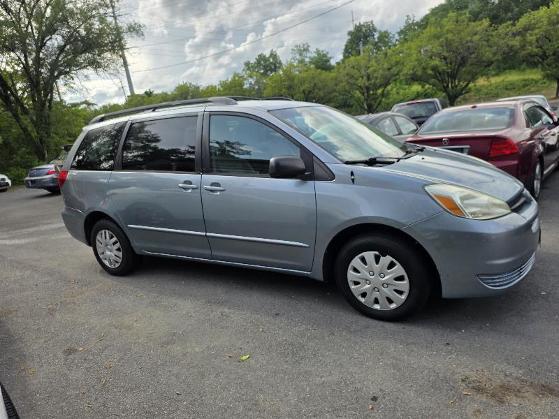 Toyota Sienna LE - 7 Passenger 2004