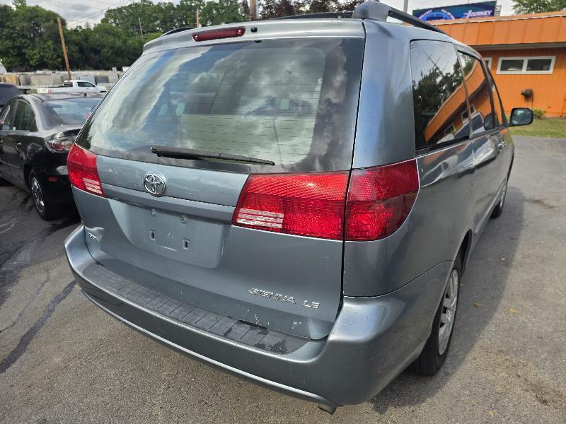 Toyota Sienna LE - 7 Passenger 2004