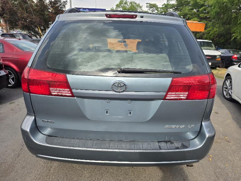 Toyota Sienna LE - 7 Passenger 2004