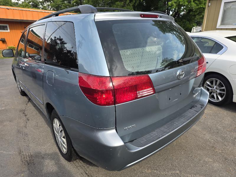 Toyota Sienna LE - 7 Passenger 2004