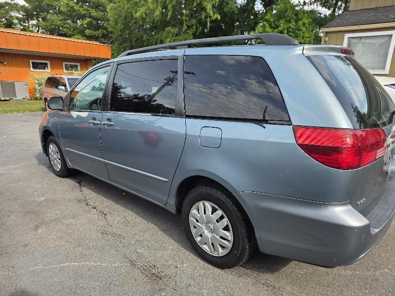 Toyota Sienna LE - 7 Passenger 2004