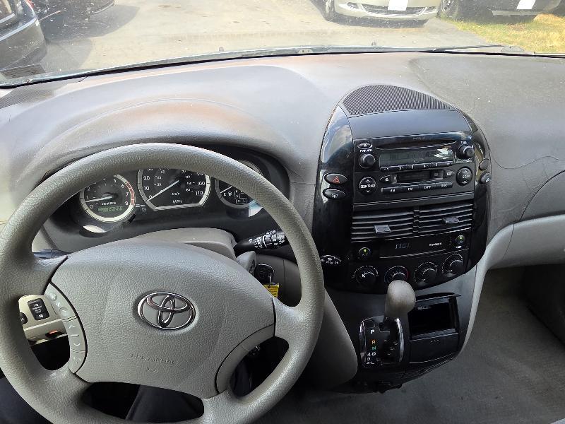 Toyota Sienna LE - 7 Passenger 2004