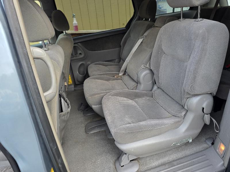 Toyota Sienna LE - 7 Passenger 2004