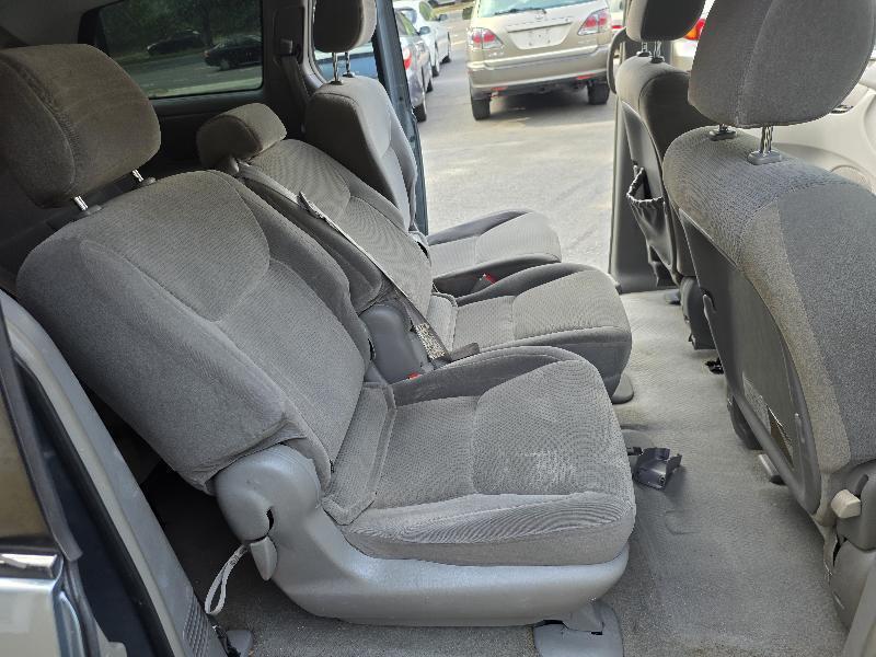 Toyota Sienna LE - 7 Passenger 2004
