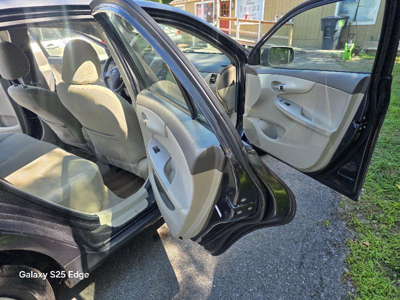 Toyota Corolla 4dr Sdn LE Auto 2010