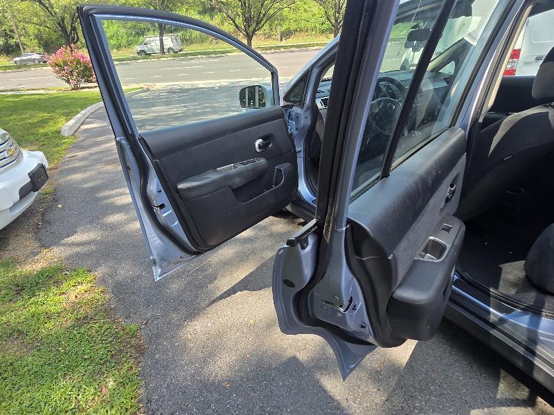 Nissan Versa 1.8 S Hatchback 2011