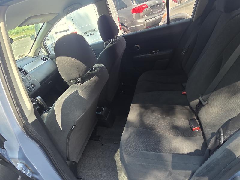 Nissan Versa 1.8 S Hatchback 2011