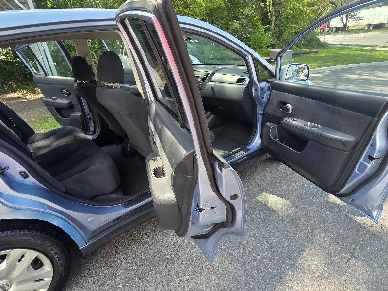 Nissan Versa 1.8 S Hatchback 2011