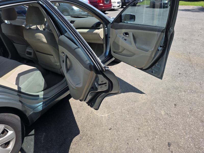 Toyota Camry 4dr Sedan LE 2010