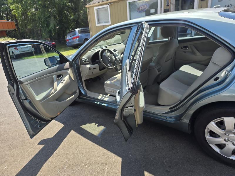 Toyota Camry 4dr Sedan LE 2010