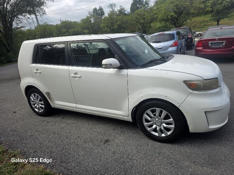 Scion xB 5-Door Wagon 5-Spd MT 2010