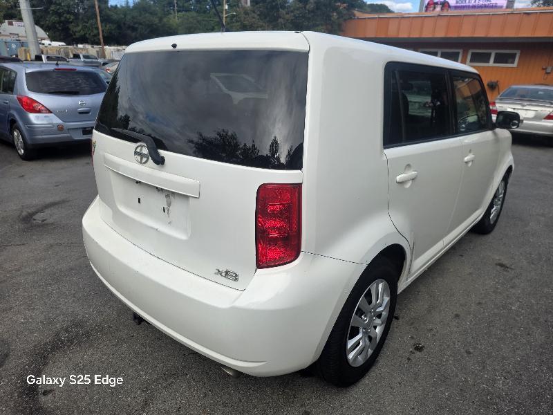 Scion xB 5-Door Wagon 5-Spd MT 2010