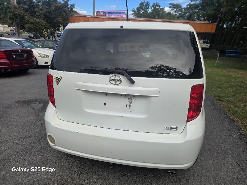 Scion xB 5-Door Wagon 5-Spd MT 2010