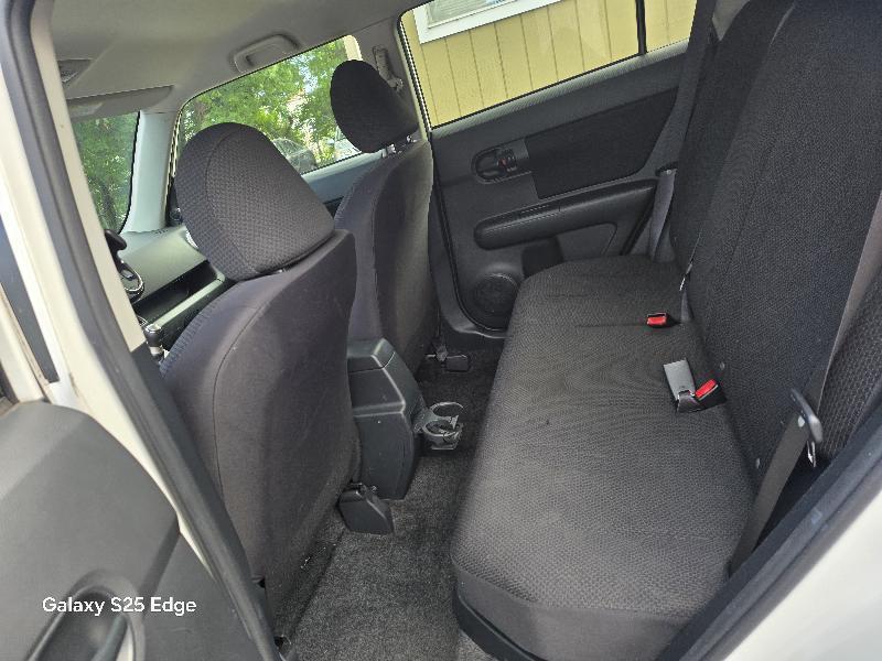 Scion xB 5-Door Wagon 5-Spd MT 2010
