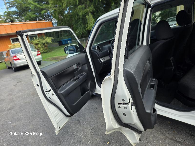 Scion xB 5-Door Wagon 5-Spd MT 2010
