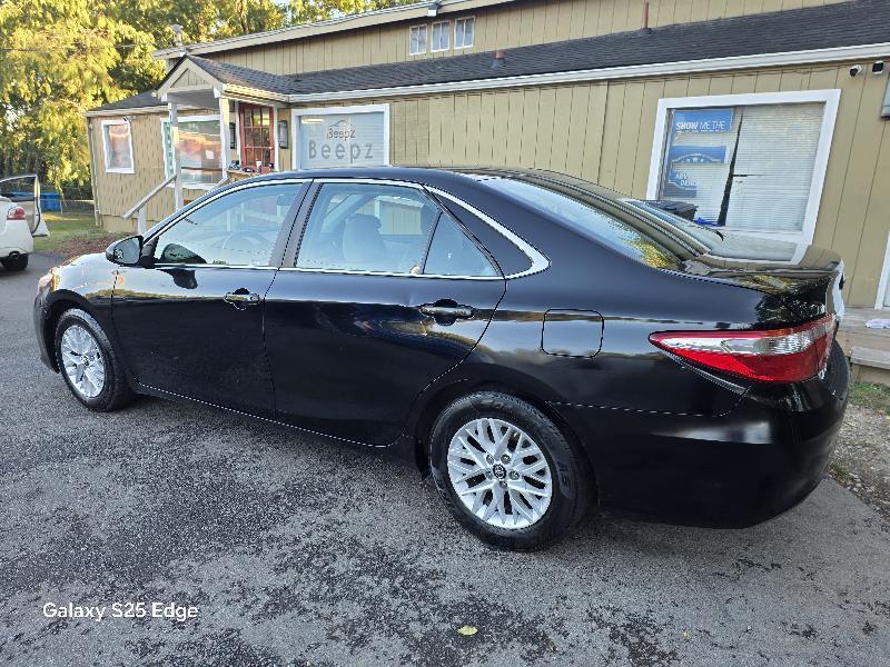 Toyota Camry 4dr Sdn LE Auto 2017
