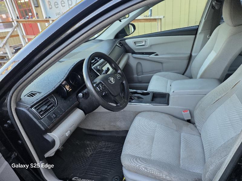 Toyota Camry 4dr Sdn LE Auto 2017