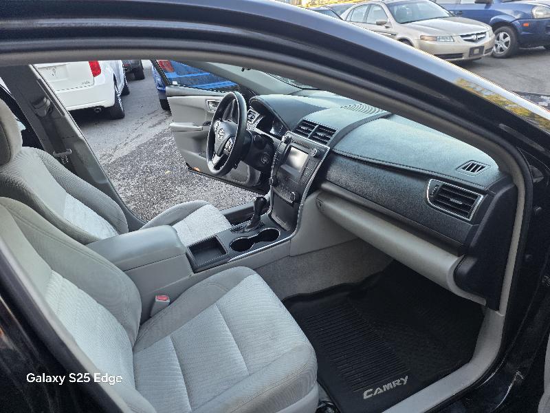 Toyota Camry 4dr Sdn LE Auto 2017