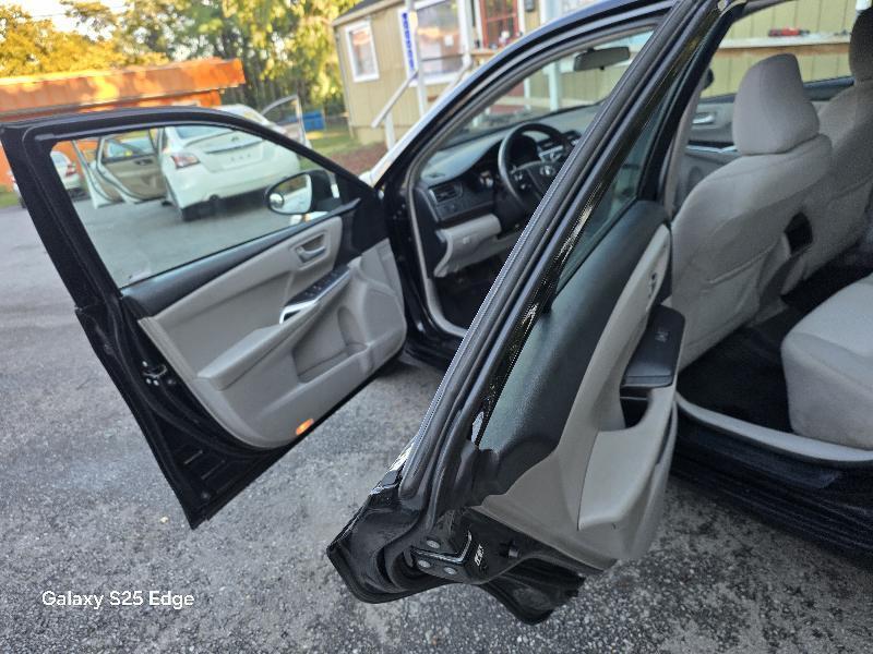 Toyota Camry 4dr Sdn LE Auto 2017
