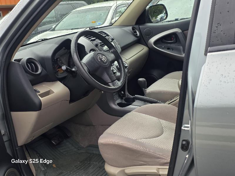 Toyota RAV4 Base V6 2WD 2006