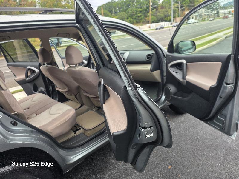 Toyota RAV4 Base V6 2WD 2006