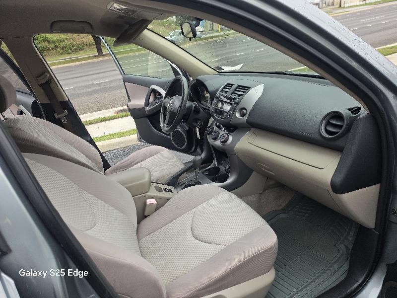 Toyota RAV4 Base V6 2WD 2006