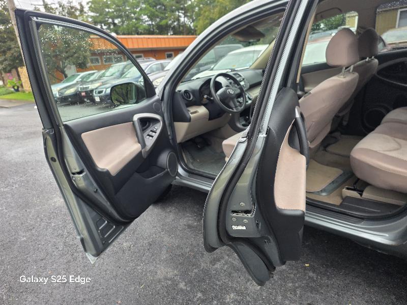 Toyota RAV4 Base V6 2WD 2006