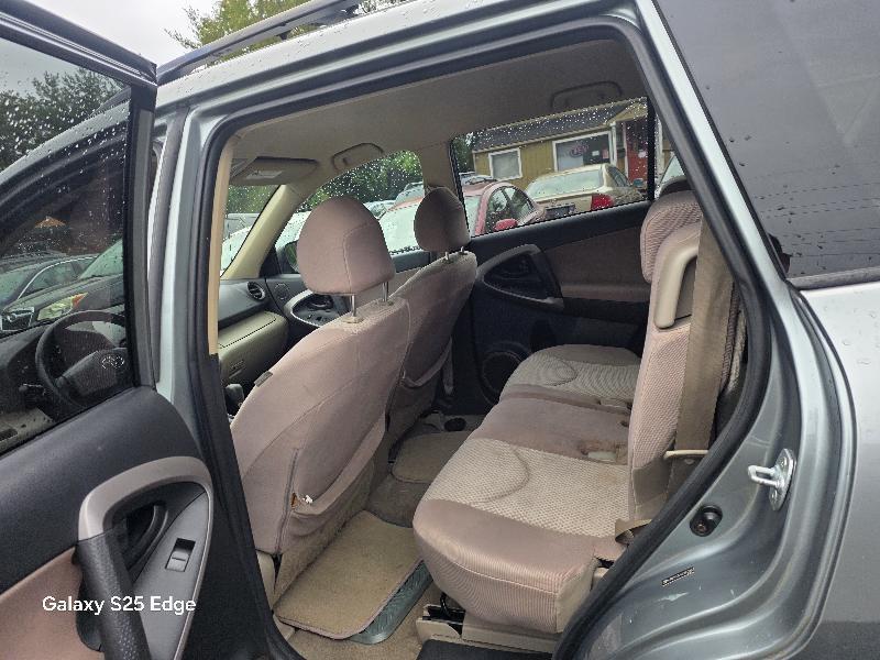 Toyota RAV4 Base V6 2WD 2006