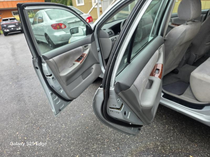 Toyota Corolla 4dr Sdn LE Auto 2005
