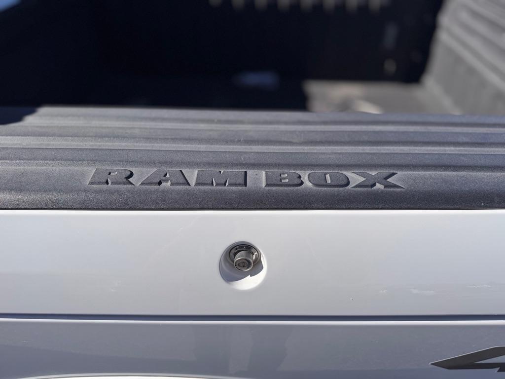 RAM 1500 SLT Crew Cab SWB 4WD 2018